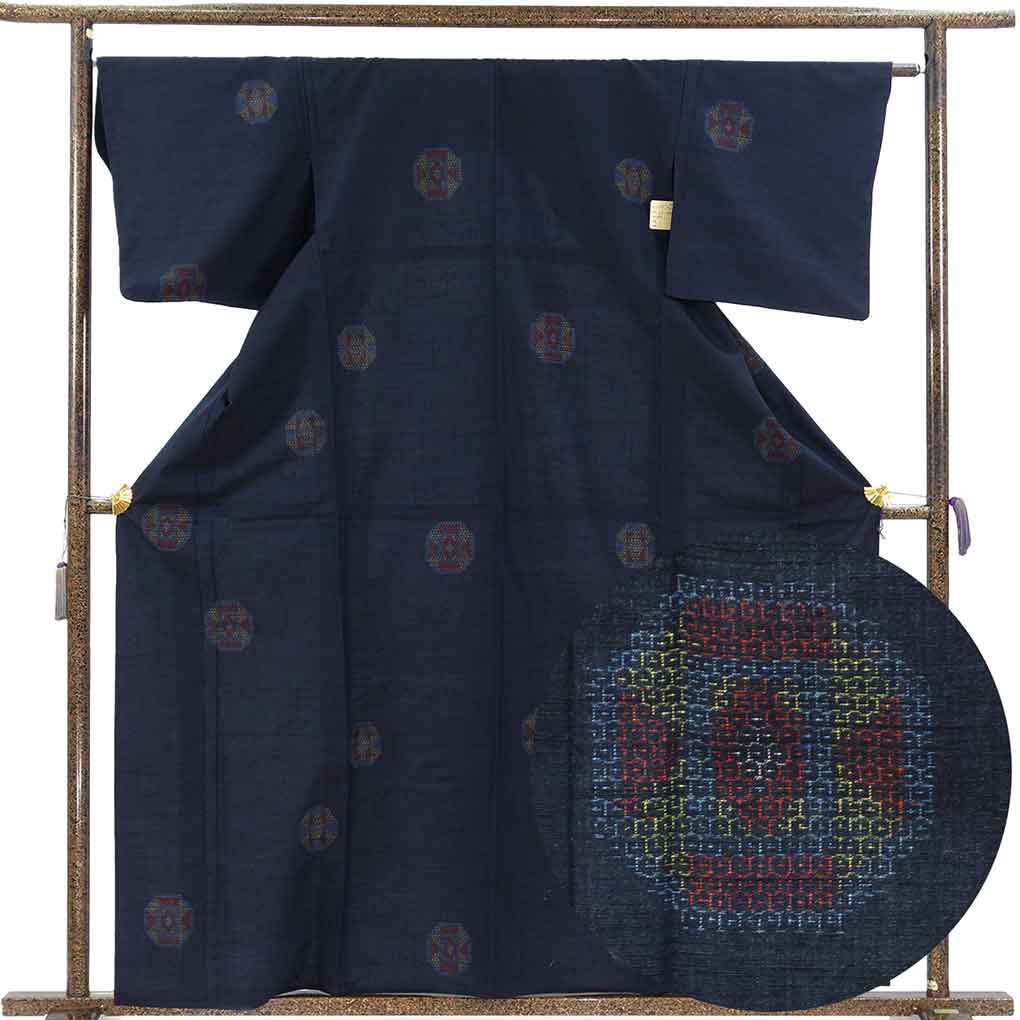 紬 リサイクル着物 身丈163cm 裄65cm 前幅25cm 後幅29.5cm 袖丈46cm 袖幅33cm レディース 単衣 亀甲 裄Mサイズ 初夏・初秋用 正絹（シルク）ネイビー 美品 リメイク リユース【ランクA】