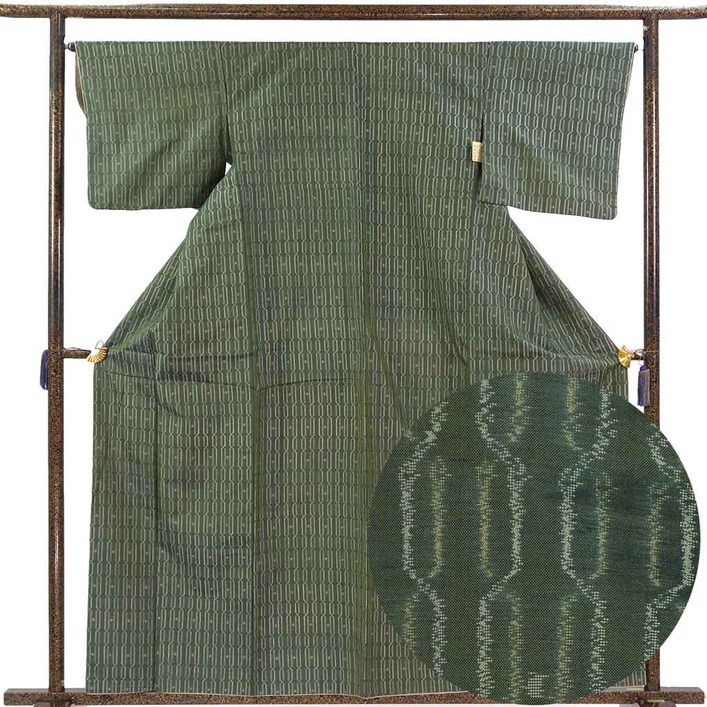 紬 リサイクル着物 身丈160cm 裄65cm 前幅24cm 後幅30cm 袖丈45cm 袖幅33cm レディース 袷 連続模様 裄Mサイズ 秋冬春用 正絹（シルク）グリーン 美品 リメイク リユース【ランクA】
