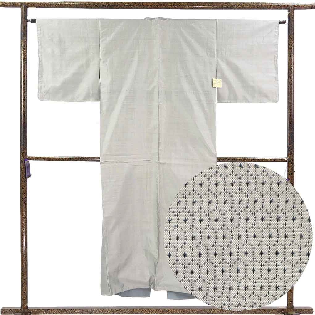 紬 リサイクル着物 身丈147cm 裄63cm 前幅25cm 後幅30cm 袖丈45cm 袖幅32cm レディース 袷 亀甲 裄Mサイズ 秋冬春用 正絹（シルク）グレー 未使用品 リメイク リユース【ランクS】