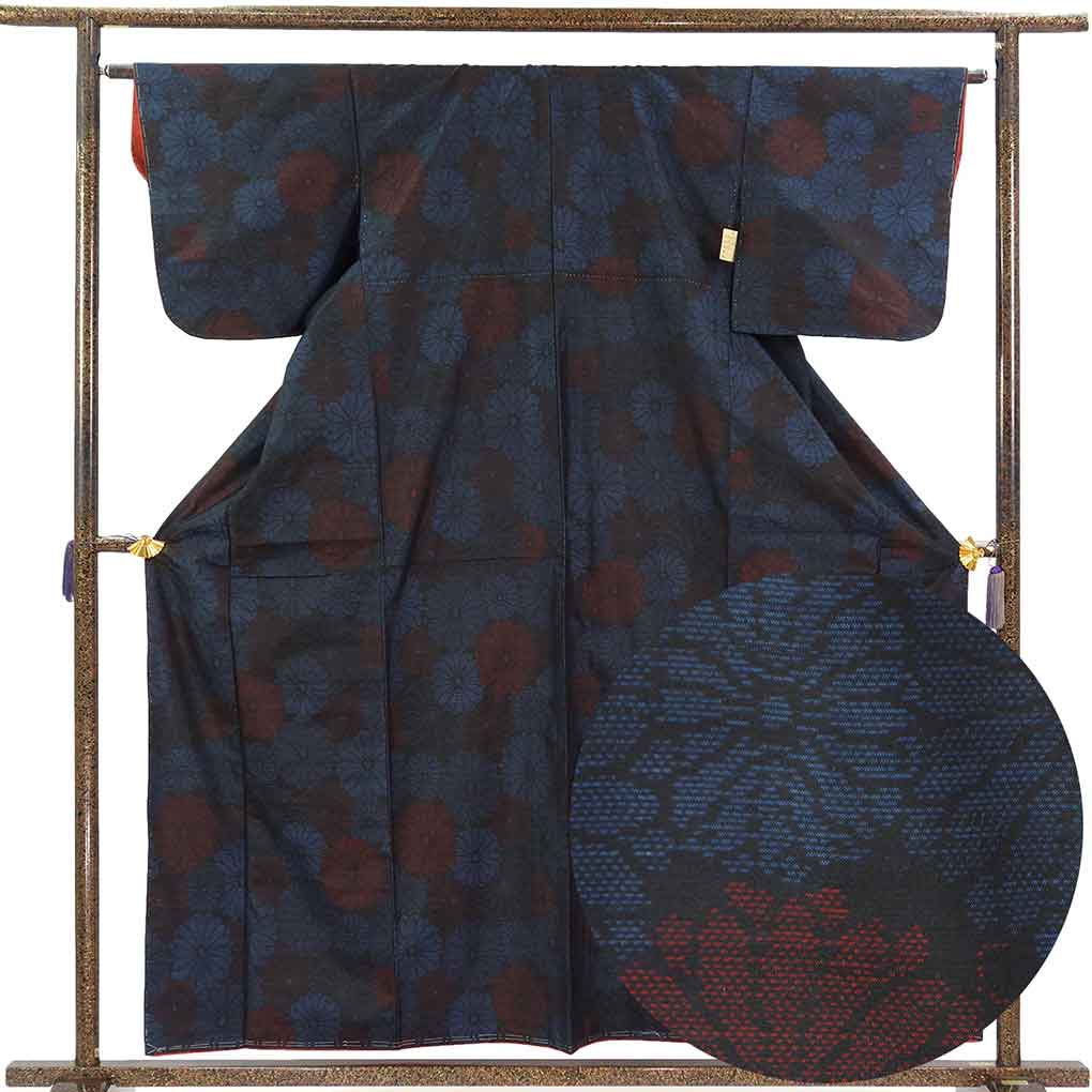 紬 リサイクル着物 身丈160cm 裄63cm 前幅24cm 後幅30cm 袖丈47cm 袖幅32cm レディース 袷 菊 裄Mサイズ 秋冬春用 正絹（シルク）ネイビー 未使用品 大島紬 リメイク リユース【ランクS】