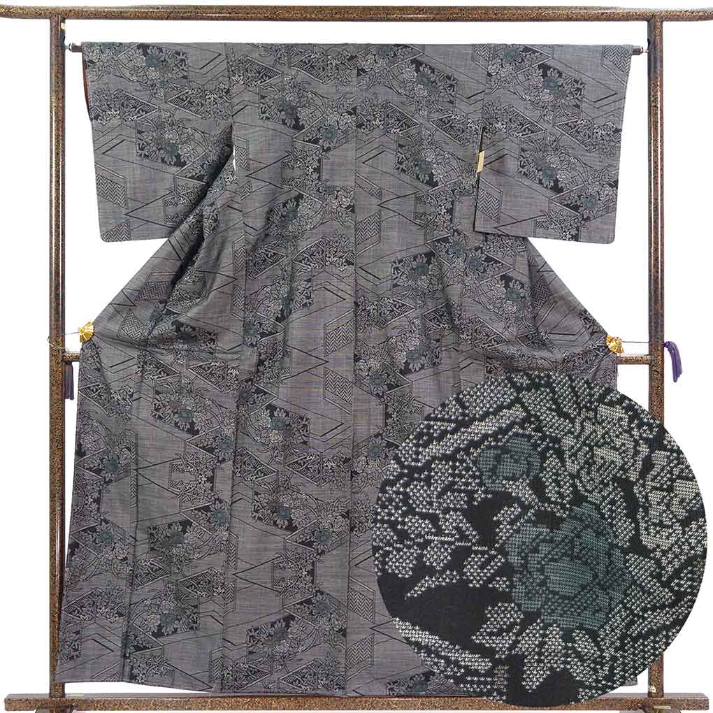 紬 リサイクル着物 身丈161cm 裄64cm 前幅24.5cm 後幅30cm 袖丈49cm 袖幅33cm レディース 袷 花柄 裄Mサイズ 秋冬春用 正絹（シルク）ブラック 未使用品 大島紬 リメイク リユース【ランクS】