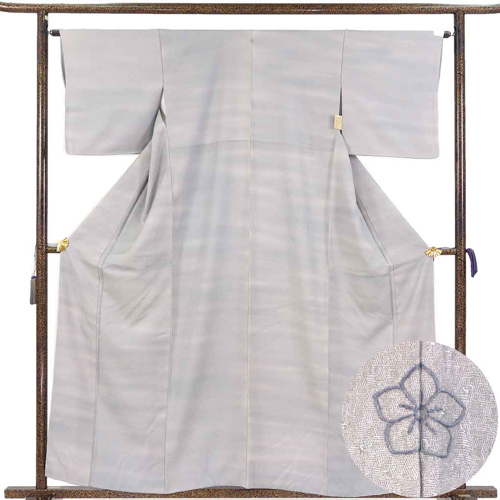 色無地 リサイクル着物 身丈160cm 裄64cm 前幅26cm 後幅30.5cm 袖丈45cm 袖幅32cm レディース 袷 横段柄 裄Mサイズ 秋冬春用 正絹（シルク）グレー 美品 リメイク リユース【ランクA】