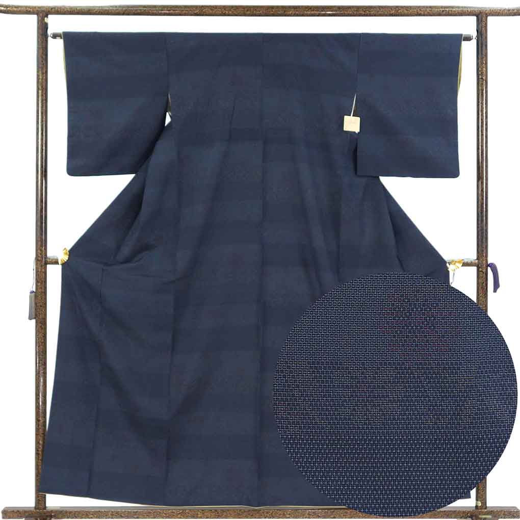 紬 リサイクル着物 身丈159cm 裄63cm 前幅24.5cm 後幅30cm 袖丈49cm 袖幅32cm レディース 袷 横段柄 裄Mサイズ 秋冬春用 正絹（シルク）ネイビー 美品 リメイク リユース【ランクA】