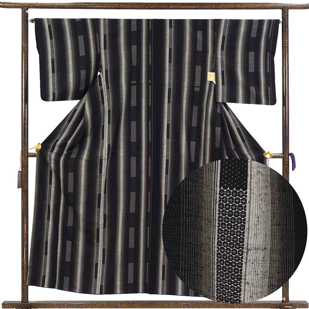 紬 リサイクル着物 身丈156cm 裄65cm 前幅24cm 後幅29.5cm 袖丈49cm 袖幅32.5cm レディース 袷 縦縞 裄Mサイズ 秋冬春用 正絹（シルク）ブラック 美品 リメイク リユース【ランクA】