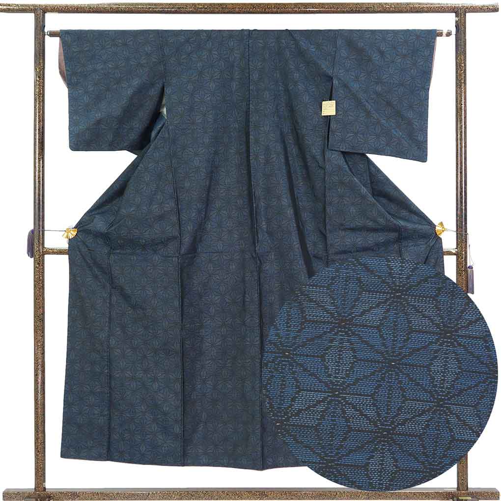 紬 リサイクル着物 身丈153cm 裄63cm 前幅25cm 後幅29cm 袖丈46cm 袖幅32cm レディース 袷 麻の葉 裄Mサイズ 秋冬春用 正絹（シルク）ネイビー 美品 大島紬 リメイク リユース【ランクA】