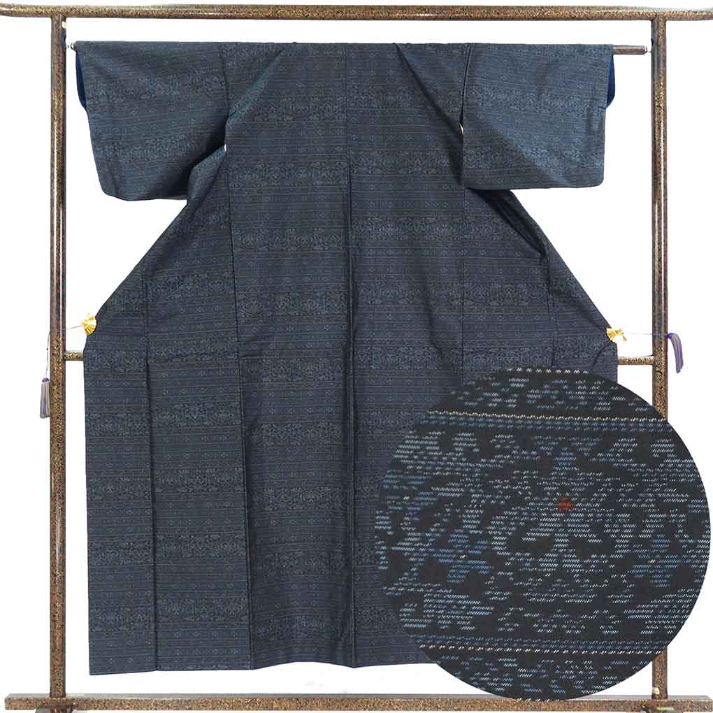 紬 リサイクル着物 身丈155cm 裄63cm 前幅23cm 後幅28cm 袖丈43cm 袖幅32cm レディース 袷 横段柄 裄Mサイズ 秋冬春用 正絹（シルク）ネイビー 美品 大島紬 リメイク リユース【ランクA】