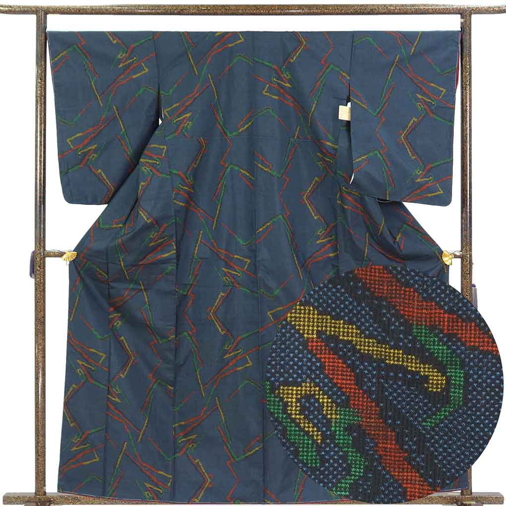 紬 リサイクル着物 身丈163cm 裄68cm 前幅23cm 後幅30.5cm 袖丈60.5cm 袖幅34cm レディース 袷 抽象柄 裄長 裄Lサイズ 秋冬春用 正絹（シルク）ネイビー 未使用品 大島紬 リメイク リユース【ランクS】