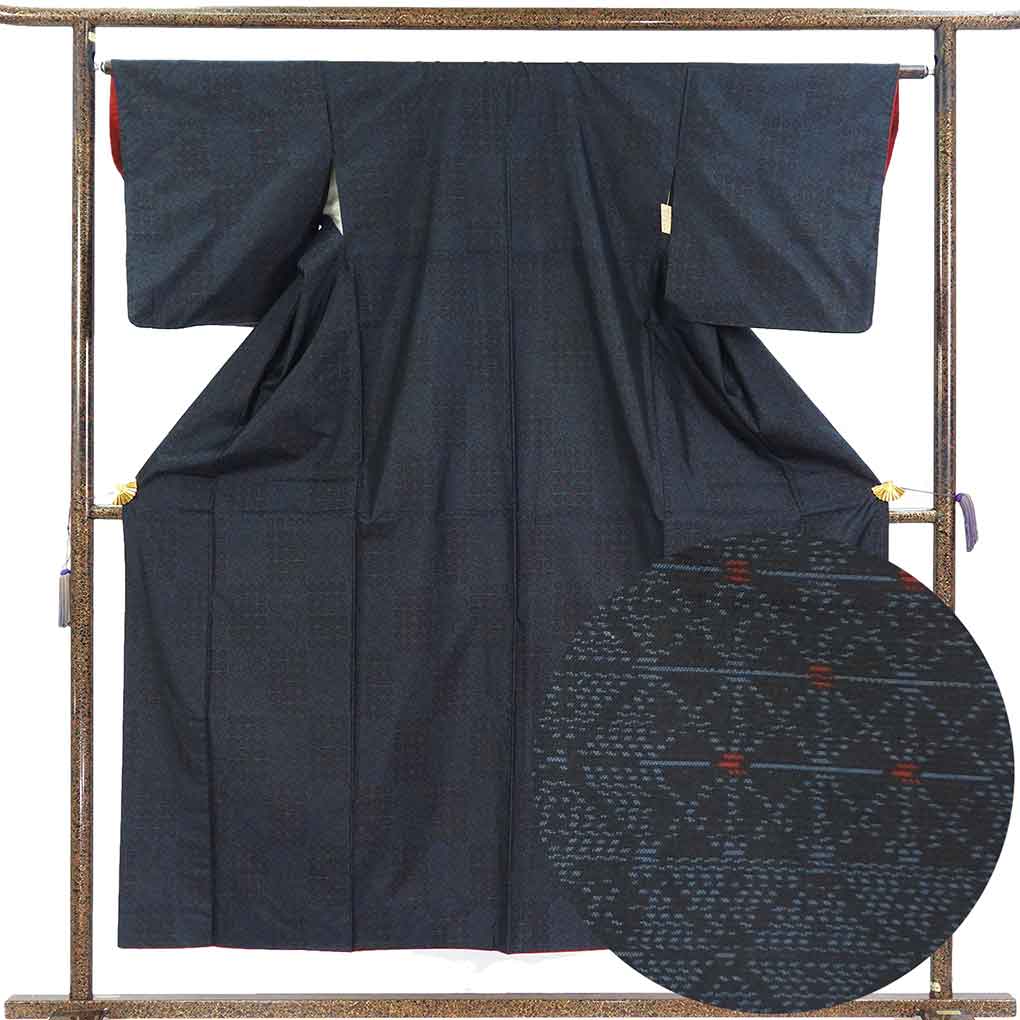 紬 リサイクル着物 身丈154cm 裄64cm 前幅23.5cm 後幅27.5cm 袖丈49cm 袖幅33cm レディース 袷 連続模様 裄Mサイズ 秋冬春用 正絹（シルク）ネイビー 美品 大島紬 リメイク リユース【ランクA】