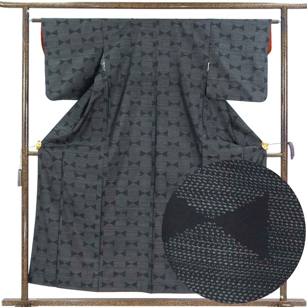 紬 リサイクル着物 身丈157cm 裄62cm 前幅23cm 後幅29.5cm 袖丈49cm 袖幅32cm レディース 袷 連続模様 裄Sサイズ 秋冬春用 正絹（シルク）ブラック 美品 大島紬 リメイク リユース【ランクA】