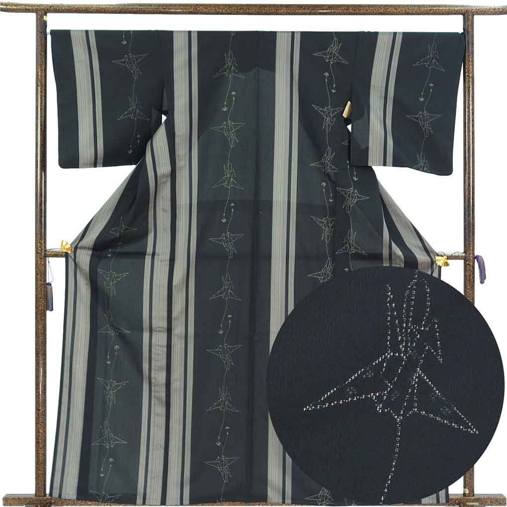 紬 リサイクル着物 身丈162cm 裄68cm 前幅23cm 後幅28cm 袖丈49cm 袖幅35cm レディース 単衣 折り鶴 裄長 裄Lサイズ 初夏・初秋用 正絹（シルク）ブラック 美品 リメイク リユース【ランクA】