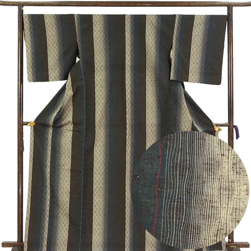 紬 リサイクル着物 身丈167cm 裄68cm 前幅23cm 後幅30cm 袖丈49cm 袖幅34cm レディース 単衣 よろけ縞 裄長 裄Lサイズ 初夏・初秋用 正絹（シルク）ブラック トールサイズ 未使用品 三代目市三郎 リメイク リユース【ランクS】