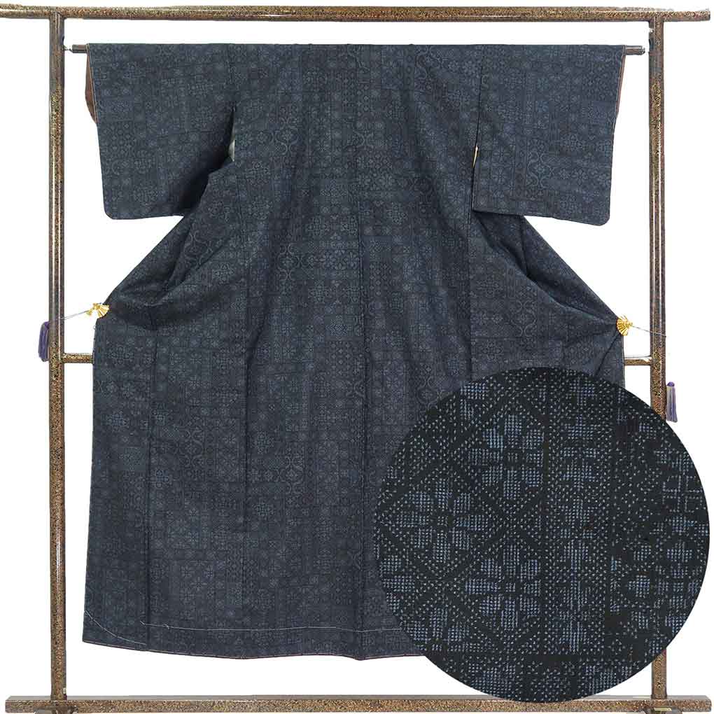 紬 リサイクル着物 身丈152cm 裄62cm 前幅24cm 後幅30cm 袖丈45.5cm 袖幅32cm レディース 袷 連続模様 裄Sサイズ 秋冬春用 正絹（シルク）ネイビー 未使用品 大島紬 リメイク リユース【ランクS】