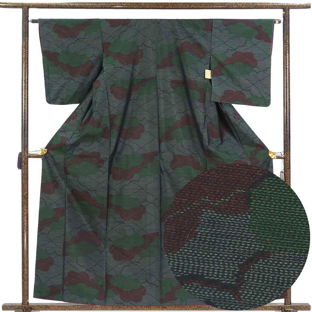 紬 リサイクル着物 身丈161cm 裄63cm 前幅24cm 後幅29cm 袖丈49cm 袖幅32cm レディース 袷 雲取り 裄Mサイズ 秋冬春用 正絹（シルク）ブラック 未使用品 大島紬 リメイク リユース【ランクS】