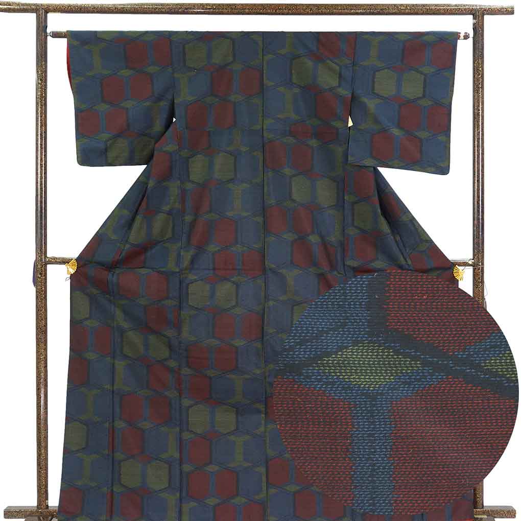 紬 リサイクル着物 身丈166cm 裄62cm 前幅24cm 後幅28cm 袖丈47cm 袖幅32cm レディース 袷 亀甲 裄Sサイズ 秋冬春用 正絹（シルク）ネイビー トールサイズ やや難 リメイク リユース【ランクB】
