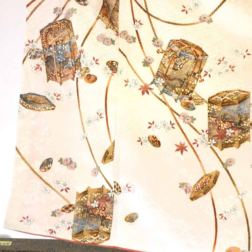 小紋 リサイクル着物 身丈159cm 裄63cm 前幅22.5cm 後幅27cm 袖丈56cm 袖幅32cm レディース 袷 貝桶 裄Mサイズ 秋冬春用 正絹（シルク）ホワイト 未使用品 リメイク リユース【ランクS】