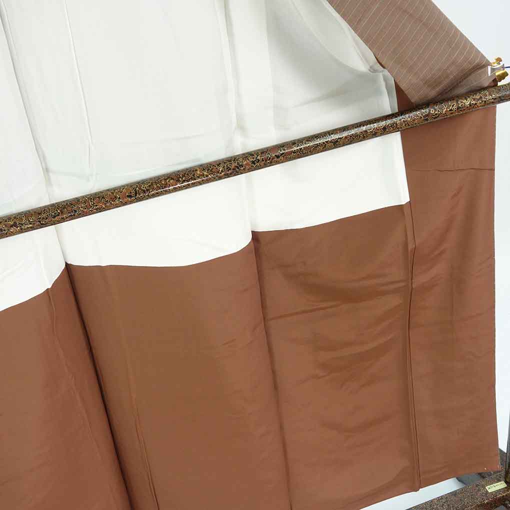 紬 リサイクル着物 身丈154cm 裄63cm 前幅25cm 後幅30.5cm 袖丈45cm 袖幅32.5cm レディース 袷 横段柄 裄Mサイズ 秋冬春用 正絹(シルク)ブラウン 未使用品 リメイク リユース【ランクS】