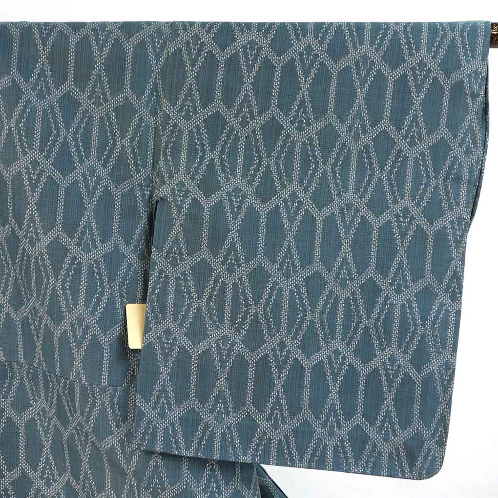 紬 リサイクル着物 身丈159cm 裄61cm 前幅23cm 後幅30cm 袖丈47cm 袖幅31cm レディース 単衣 亀甲 裄Sサイズ 初夏・初秋用 正絹(シルク)グレー やや難 リメイク リユース【ランクB】