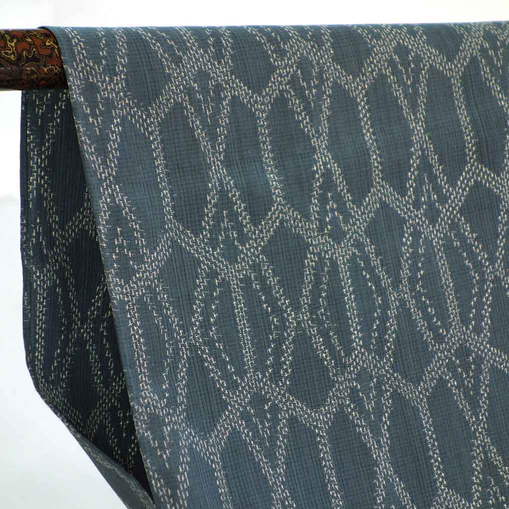 紬 リサイクル着物 身丈159cm 裄61cm 前幅23cm 後幅30cm 袖丈47cm 袖幅31cm レディース 単衣 亀甲 裄Sサイズ 初夏・初秋用 正絹(シルク)グレー やや難 リメイク リユース【ランクB】