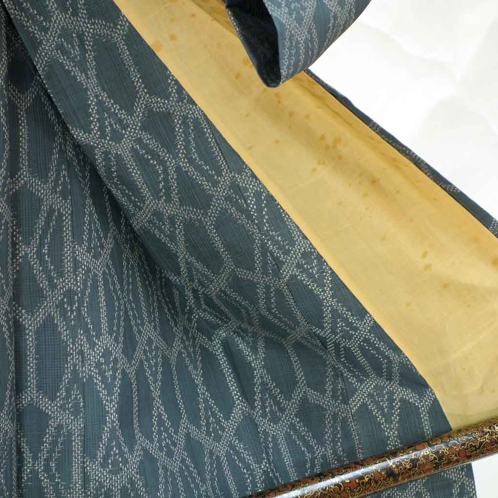 紬 リサイクル着物 身丈159cm 裄61cm 前幅23cm 後幅30cm 袖丈47cm 袖幅31cm レディース 単衣 亀甲 裄Sサイズ 初夏・初秋用 正絹(シルク)グレー やや難 リメイク リユース【ランクB】