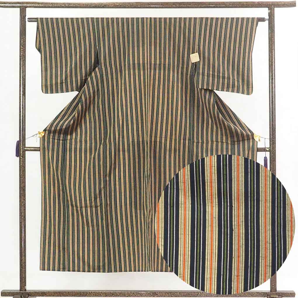 リサイクル着物 紬 黒地 縦縞模様 単衣 正絹 着物 レディース 初夏・初秋用 シルク ブラック 裄Sサイズ リユース身丈151cm 裄62cm 前幅25cm 後幅29cm 袖丈47cm【ランクA】