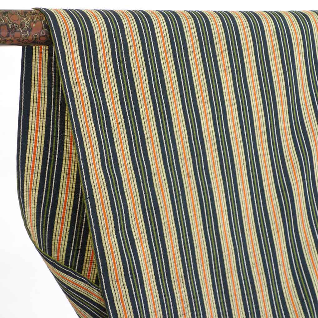 リサイクル着物 紬 黒地 縦縞模様 単衣 正絹 着物 レディース 初夏・初秋用 シルク ブラック 裄Sサイズ リユース身丈151cm 裄62cm 前幅25cm 後幅29cm 袖丈47cm【ランクA】