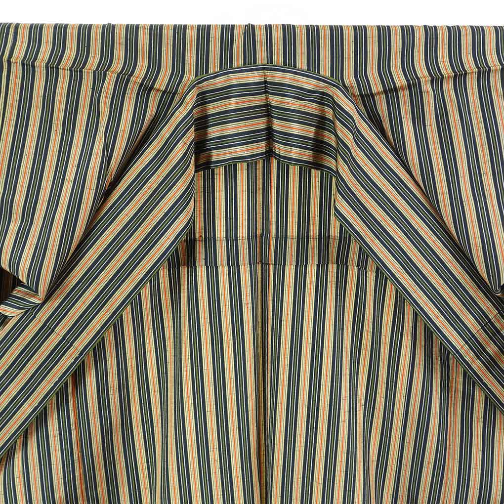 リサイクル着物 紬 黒地 縦縞模様 単衣 正絹 着物 レディース 初夏・初秋用 シルク ブラック 裄Sサイズ リユース身丈151cm 裄62cm 前幅25cm 後幅29cm 袖丈47cm【ランクA】