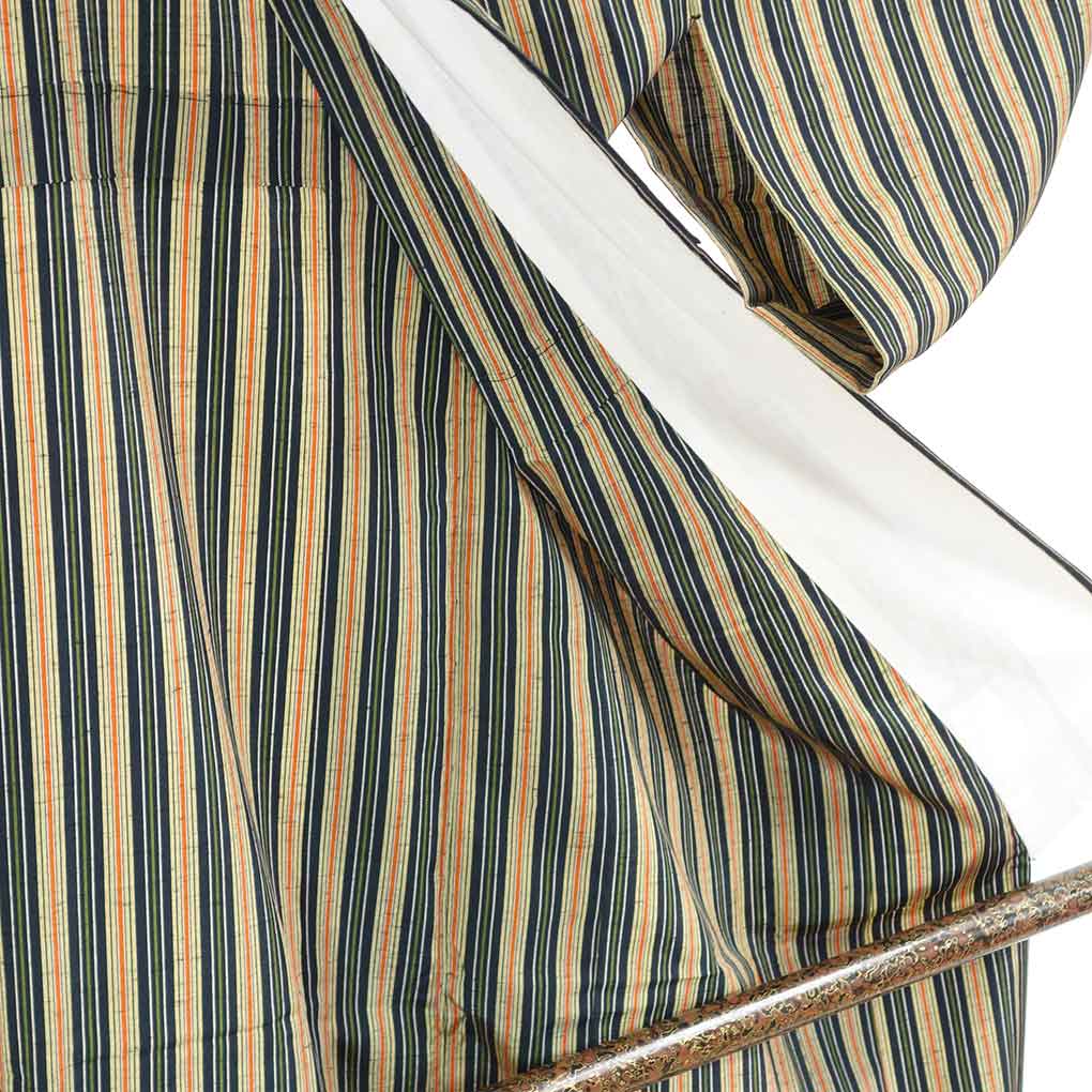 リサイクル着物 紬 黒地 縦縞模様 単衣 正絹 着物 レディース 初夏・初秋用 シルク ブラック 裄Sサイズ リユース身丈151cm 裄62cm 前幅25cm 後幅29cm 袖丈47cm【ランクA】