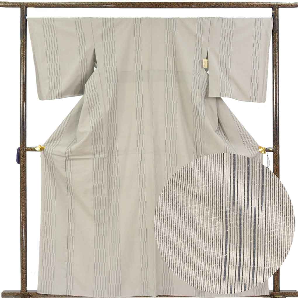 紬 リサイクル着物 身丈163cm 裄69cm 前幅23cm 後幅29cm 袖丈49cm 袖幅34cm レディース 袷 縦縞 裄長 裄L-LLサイズ 秋冬春用 正絹(シルク)グレー 未使用品 リメイク リユース【ランクS】