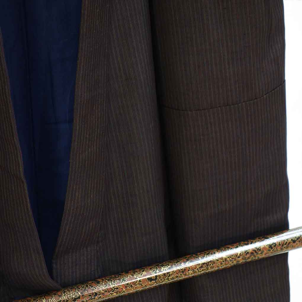 男物着物 リサイクル着物 身丈134cm 裄66cm 前幅25cm 後幅31cm 袖丈47cm 袖幅34cm メンズ 袷 縞 裄長 裄M-Lサイズ 秋冬春用 正絹（シルク）ブラウン 未使用品 リメイク リユース【ランクS】