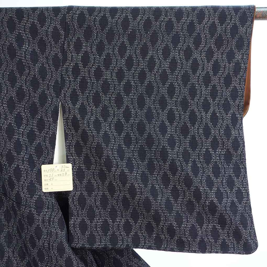 紬 リサイクル着物 身丈150cm 裄63cm 前幅21cm 後幅28cm 袖丈45cm 袖幅32cm レディース 袷 連続模様 裄Mサイズ 秋冬春用 正絹(シルク)ブラック 美品 リメイク リユース【ランクA】
