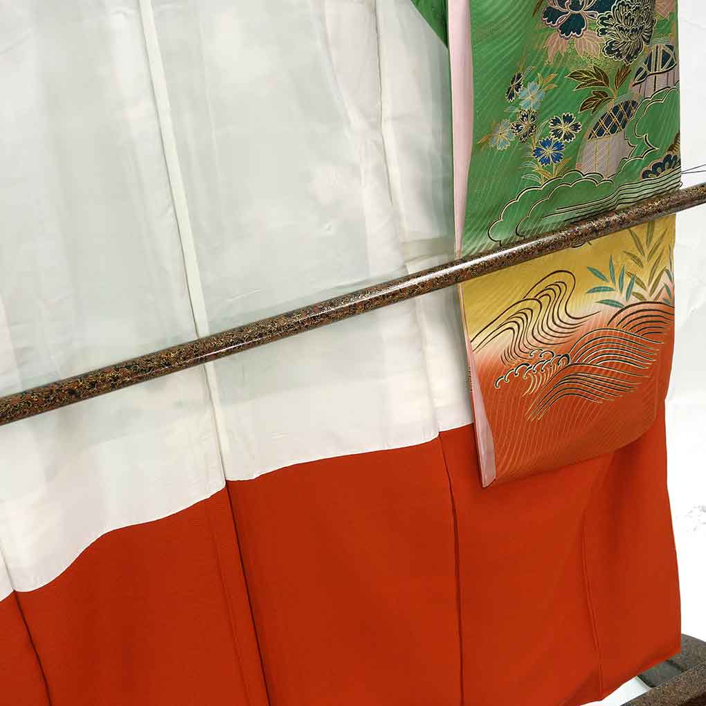 振袖 リサイクル着物 身丈156cm 裄63cm 前幅24cm 後幅28cm 袖丈106cm 袖幅33cm レディース 袷 金彩 裄Mサイズ 秋冬春用 正絹（シルク）グリーン 美品 リメイク リユース【ランクA】
