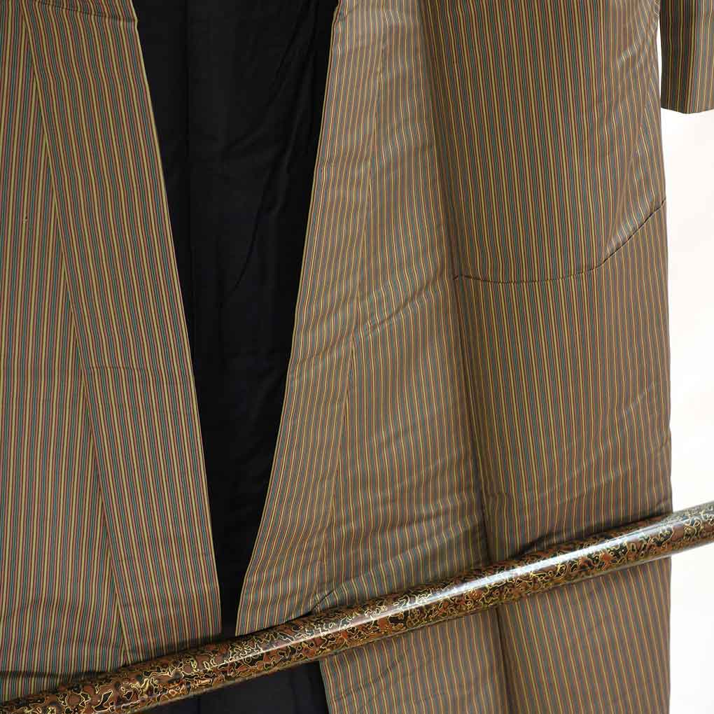 男物着物 リサイクル着物 身丈137cm 裄68cm 前幅24cm 後幅30cm 袖丈50cm 袖幅34cm メンズ 袷 縞 裄長 裄Lサイズ 秋冬春用 正絹（シルク）ブラウン 美品 リメイク リユース【ランクA】