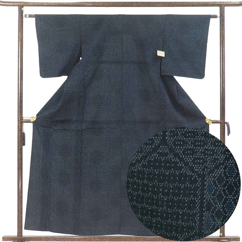 紬 リサイクル着物 身丈160cm 裄61cm 前幅23cm 後幅28.5cm 袖丈47cm 袖幅30cm レディース 単衣 亀甲 裄Sサイズ 初夏・初秋用 正絹（シルク）ネイビー 未使用品 リメイク リユース【ランクS】