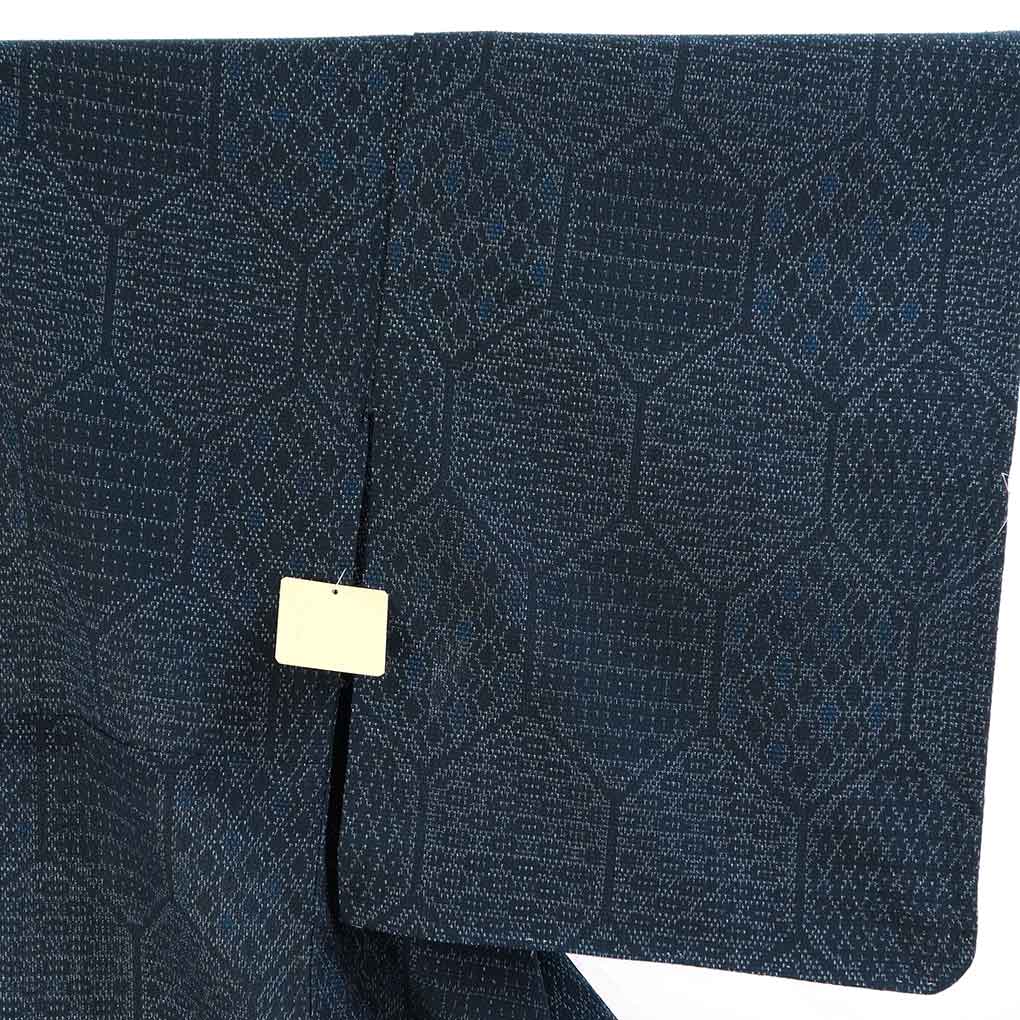 紬 リサイクル着物 身丈160cm 裄61cm 前幅23cm 後幅28.5cm 袖丈47cm 袖幅30cm レディース 単衣 亀甲 裄Sサイズ 初夏・初秋用 正絹（シルク）ネイビー 未使用品 リメイク リユース【ランクS】