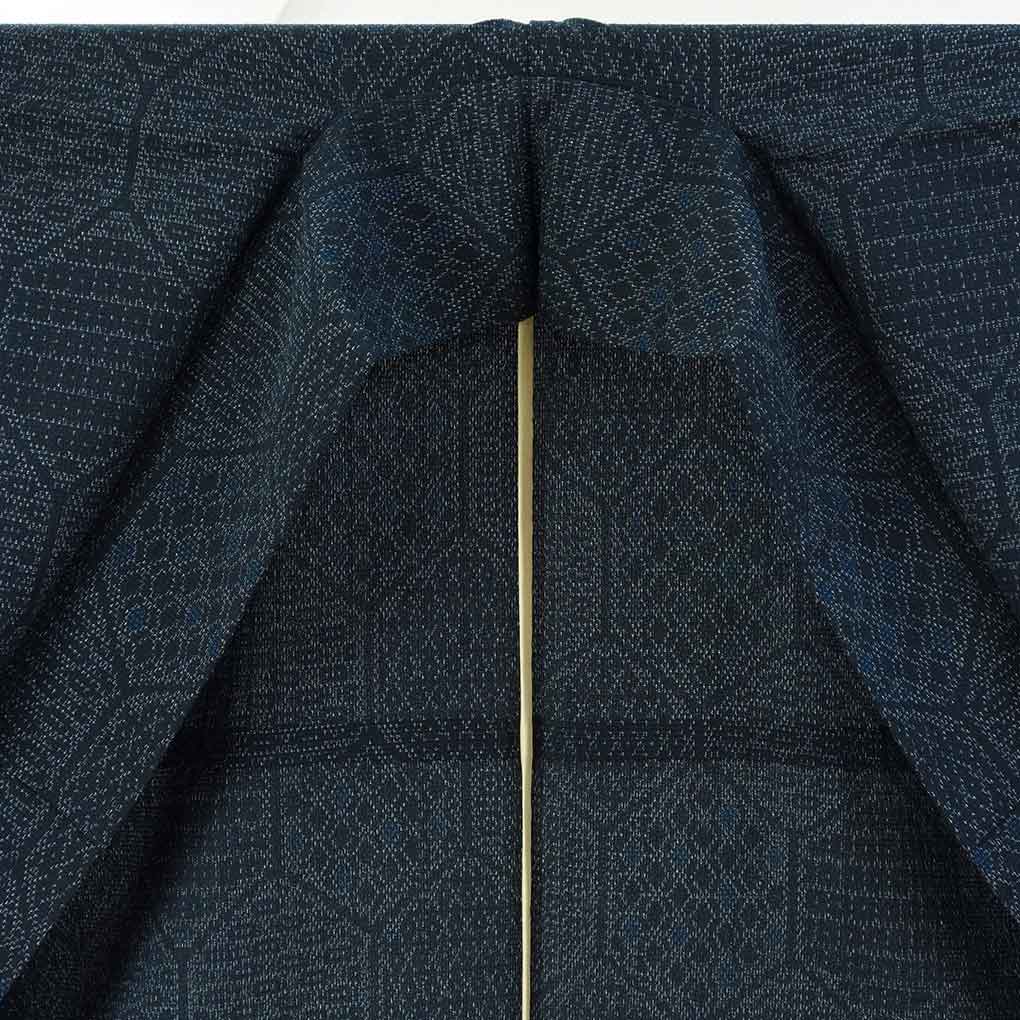 紬 リサイクル着物 身丈160cm 裄61cm 前幅23cm 後幅28.5cm 袖丈47cm 袖幅30cm レディース 単衣 亀甲 裄Sサイズ 初夏・初秋用 正絹（シルク）ネイビー 未使用品 リメイク リユース【ランクS】