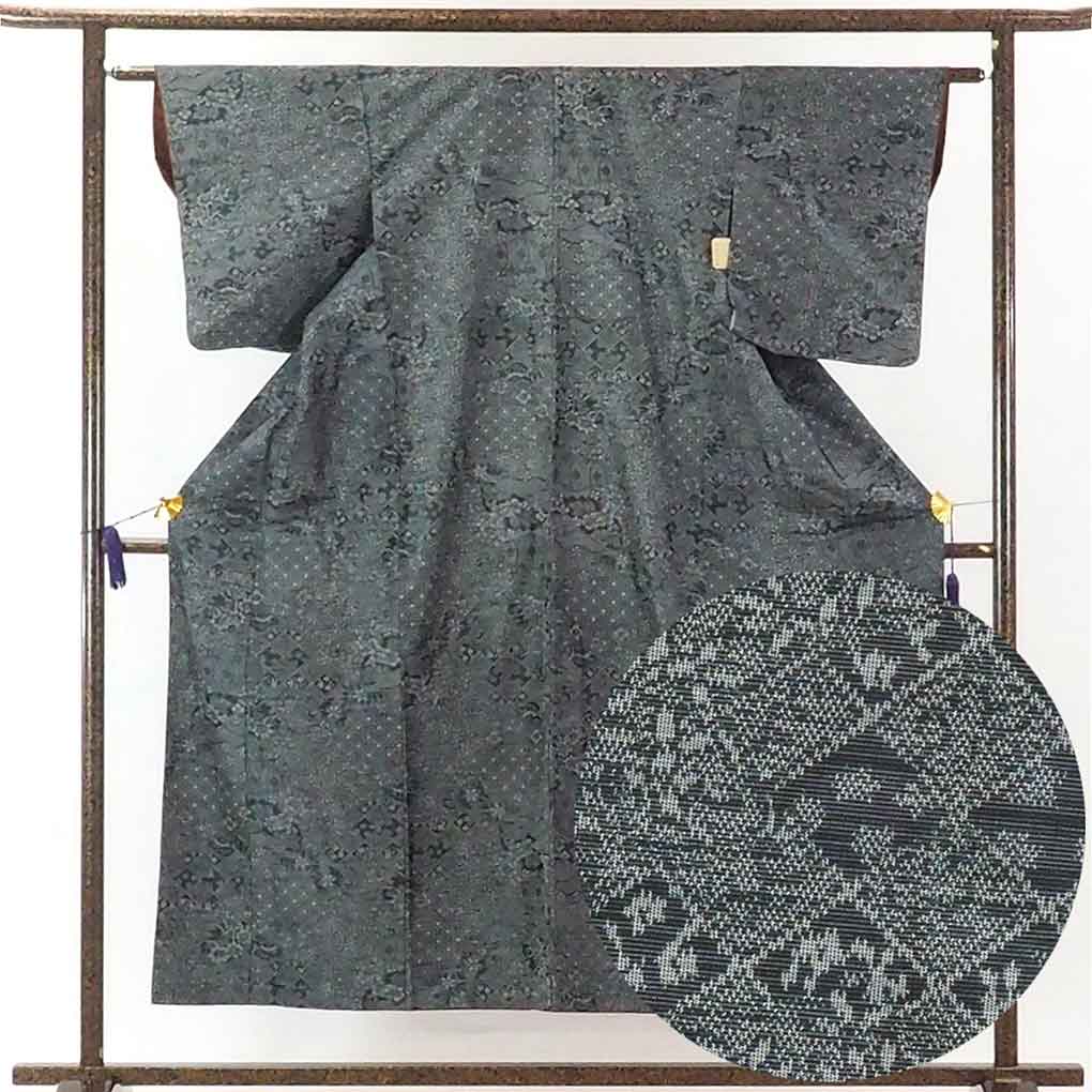 リサイクル着物 紬正絹黒地白絣先染袷紬着物 レディース 秋冬春用 シルク ブラック 裄SSサイズ身丈152cm 裄60.5cm 前幅24.5cm 後幅28cm 袖丈49cm【ランクA】