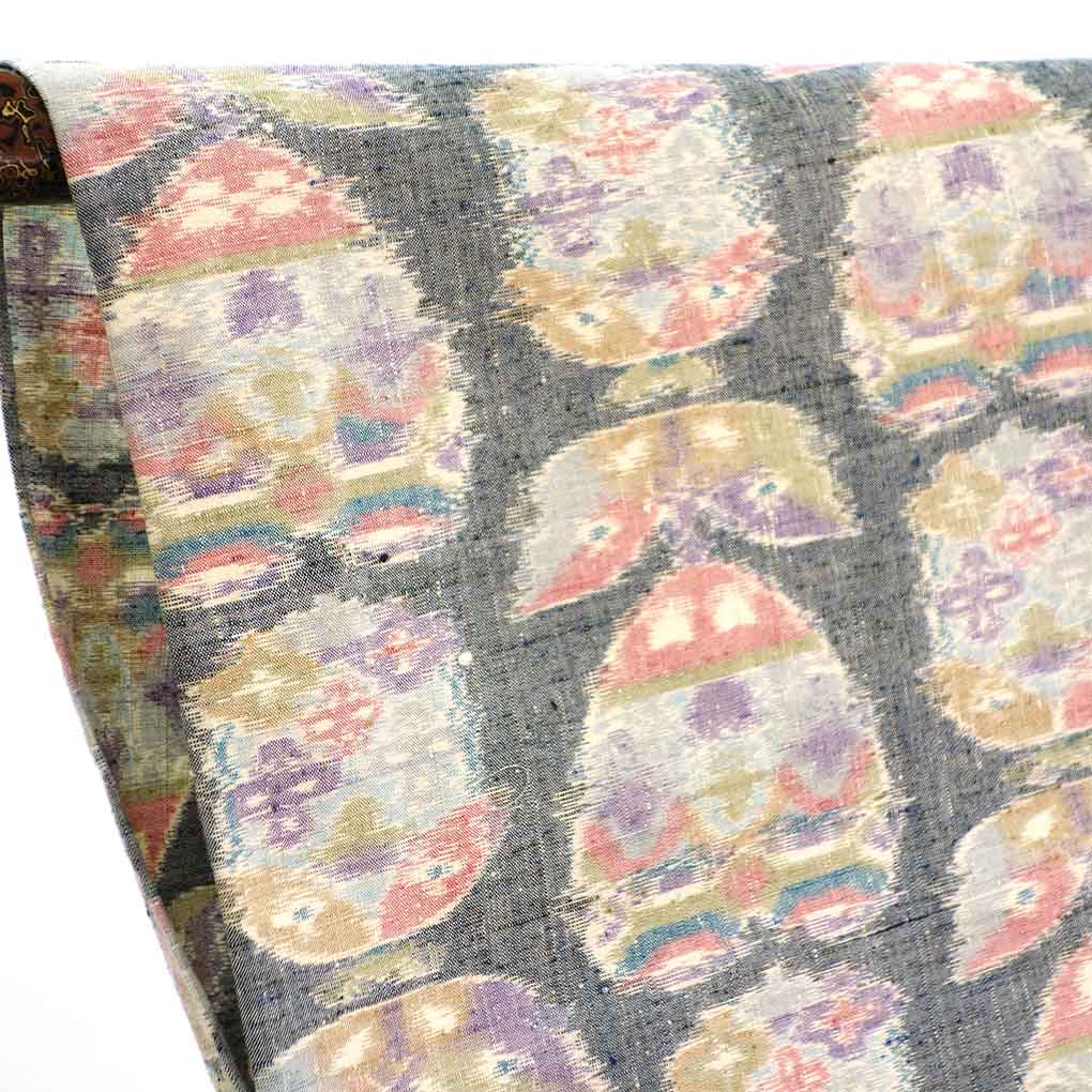 紬 リサイクル着物 身丈150cm 裄61cm 前幅22cm 後幅28cm 袖丈49cm 袖幅32.5cm レディース 単衣 遠州椿 裄Sサイズ 初夏・初秋用 正絹（シルク）グレー 未使用品 リメイク リユース【ランクS】