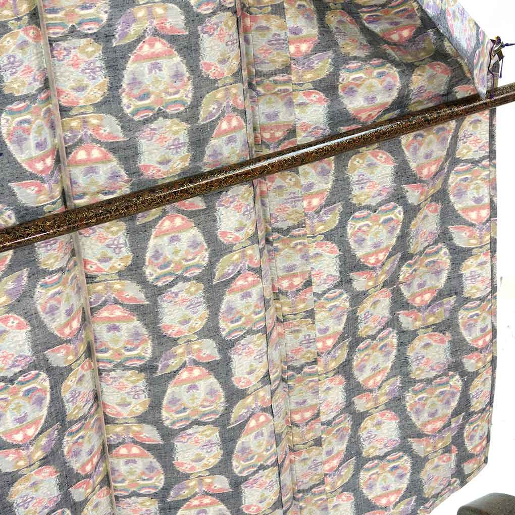 紬 リサイクル着物 身丈150cm 裄61cm 前幅22cm 後幅28cm 袖丈49cm 袖幅32.5cm レディース 単衣 遠州椿 裄Sサイズ 初夏・初秋用 正絹（シルク）グレー 未使用品 リメイク リユース【ランクS】