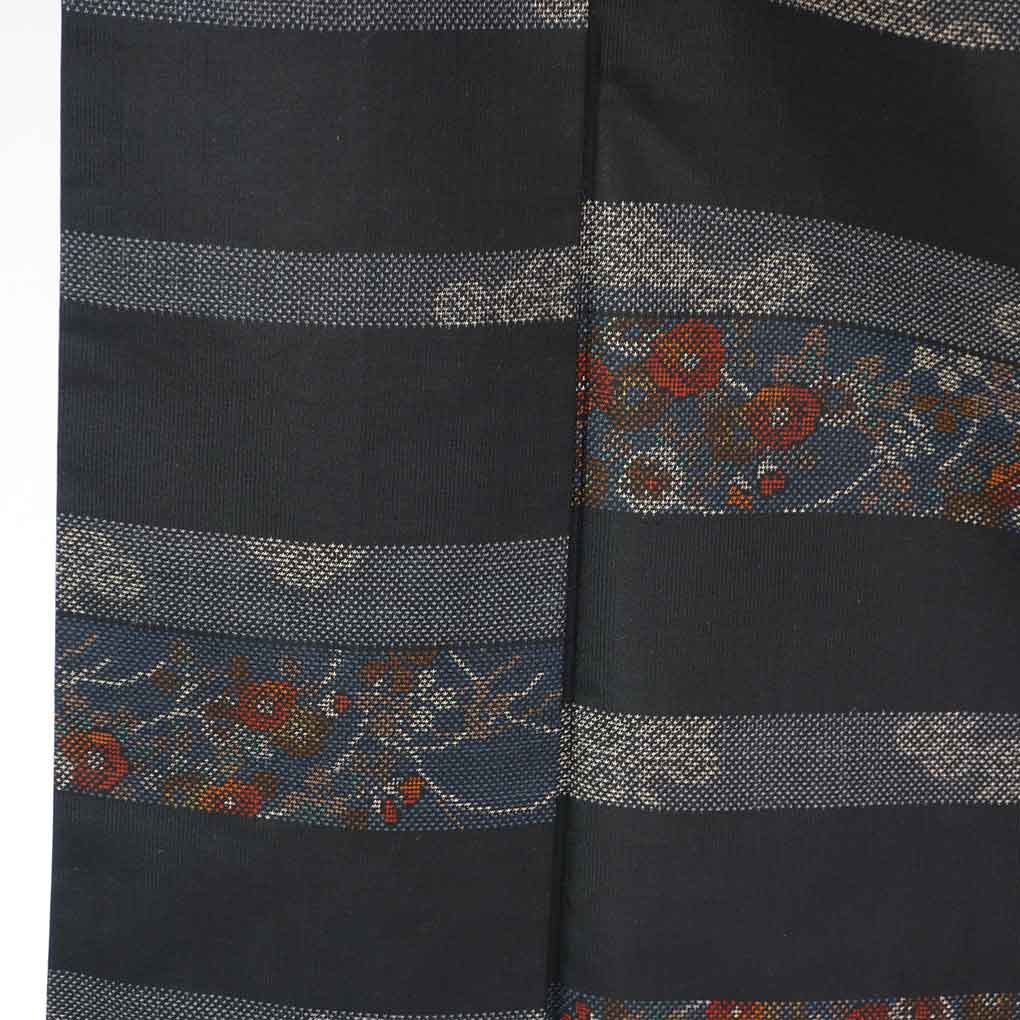 紬 リサイクル着物 身丈163cm 裄62cm 前幅25cm 後幅29cm 袖丈53cm 袖幅32cm レディース 袷 横段柄 裄Sサイズ 秋冬春用 正絹（シルク）ブラック 未使用品 大島紬 リメイク リユース【ランクS】
