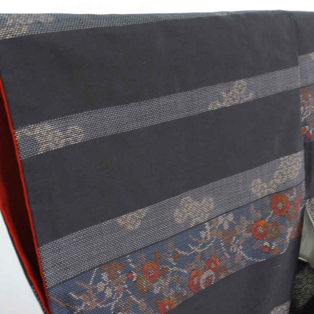 紬 リサイクル着物 身丈163cm 裄62cm 前幅25cm 後幅29cm 袖丈53cm 袖幅32cm レディース 袷 横段柄 裄Sサイズ 秋冬春用 正絹（シルク）ブラック 未使用品 大島紬 リメイク リユース【ランクS】