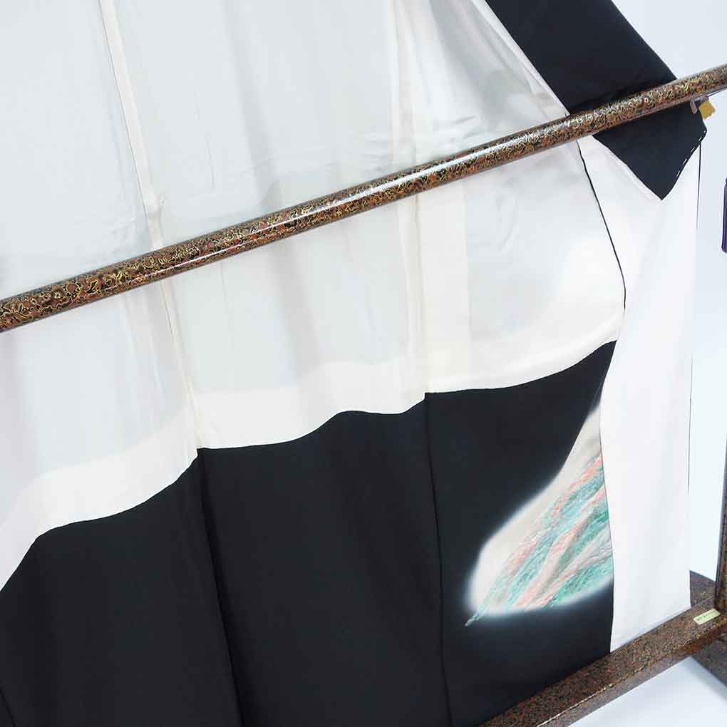 黒留袖 リサイクル着物 身丈163cm 裄66cm 前幅26cm 後幅30cm 袖丈49cm 袖幅33cm レディース 風景画 裄長 裄M-Lサイズ 年中着用可 正絹(シルク)ブラック 未使用品 リメイク リユース【ランクS】