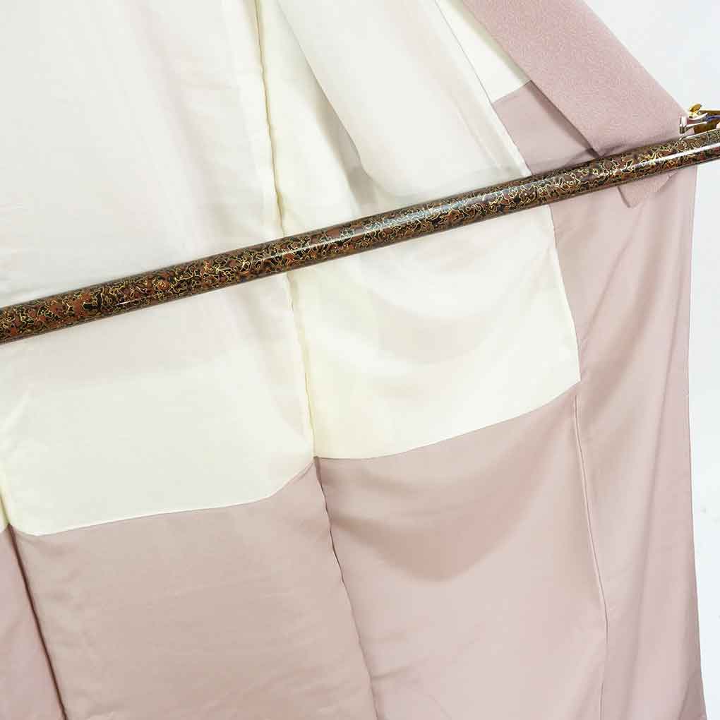 色無地 リサイクル着物 身丈158cm 裄62.5cm 前幅25cm 後幅30cm 袖丈48cm 袖幅32cm レディース 袷 墨流し 裄Sサイズ 秋冬春用 正絹（シルク）ピンク 未使用品 リメイク リユース【ランクS】