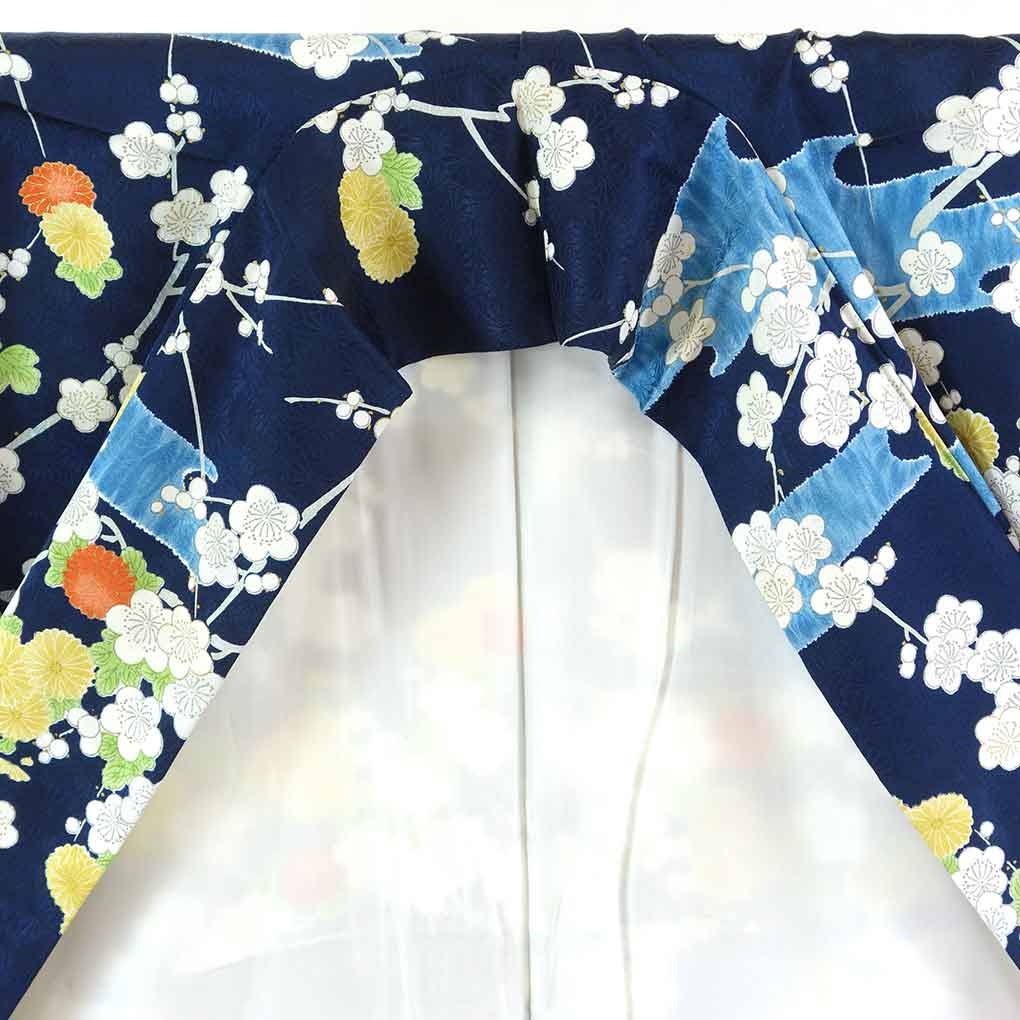 リサイクル着物 小紋 紺地 梅柄 袷 正絹 着物 レディース 秋冬春用 シルク ネイビー 裄Lサイズ リユース身丈157cm 裄69cm 前幅24cm 後幅29cm 袖丈49cm【ランクA】