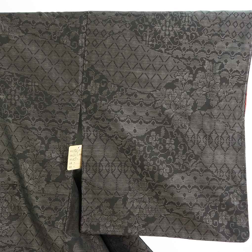 紬 リサイクル着物 身丈156cm 裄65cm 前幅22.5cm 後幅28.5cm 袖丈47cm 袖幅33cm レディース 袷 連続模様 裄Mサイズ 秋冬春用 正絹（シルク）ブラック 未使用品 大島紬 リメイク リユース【ランクS】