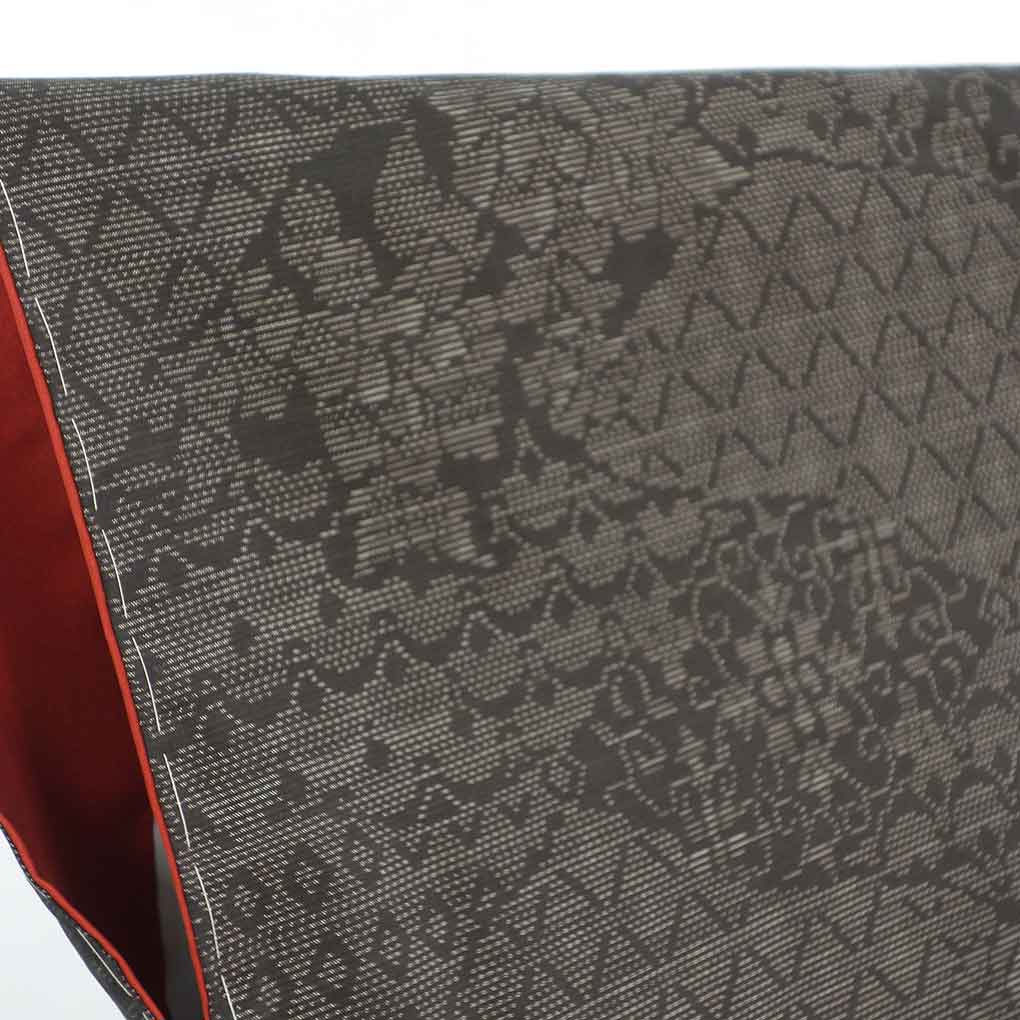 紬 リサイクル着物 身丈156cm 裄65cm 前幅22.5cm 後幅28.5cm 袖丈47cm 袖幅33cm レディース 袷 連続模様 裄Mサイズ 秋冬春用 正絹（シルク）ブラック 未使用品 大島紬 リメイク リユース【ランクS】