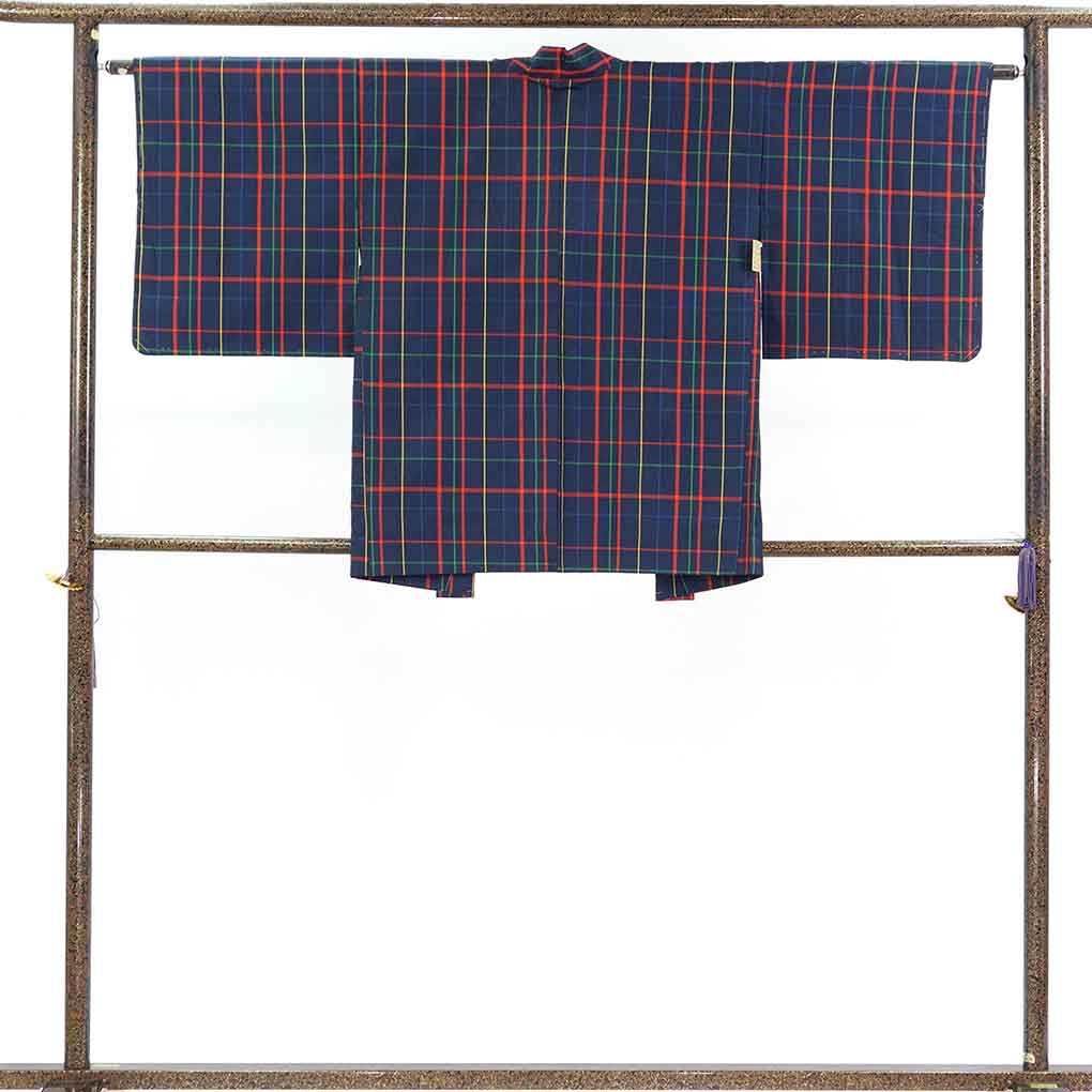 紬アンサンブル リサイクル着物 羽織(コート）丈80cm 身丈152cm 裄63cm 前幅23cm 後幅28cm 袖丈49cm 袖幅33cm レディース 袷 格子 裄Mサイズ 秋冬春用 正絹（シルク）ネイビー 未使用品 リメイク リユース【ランクS】