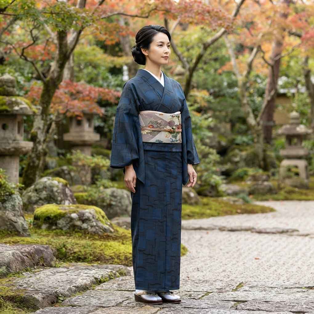 紬 リサイクル着物 身丈165cm 裄63cm 前幅23cm 後幅29cm 袖丈47cm 袖幅32cm レディース 袷 連続模様 裄Mサイズ 秋冬春用 正絹（シルク）ネイビー トールサイズ 未使用品 大島紬 リメイク リユース【ランクS】