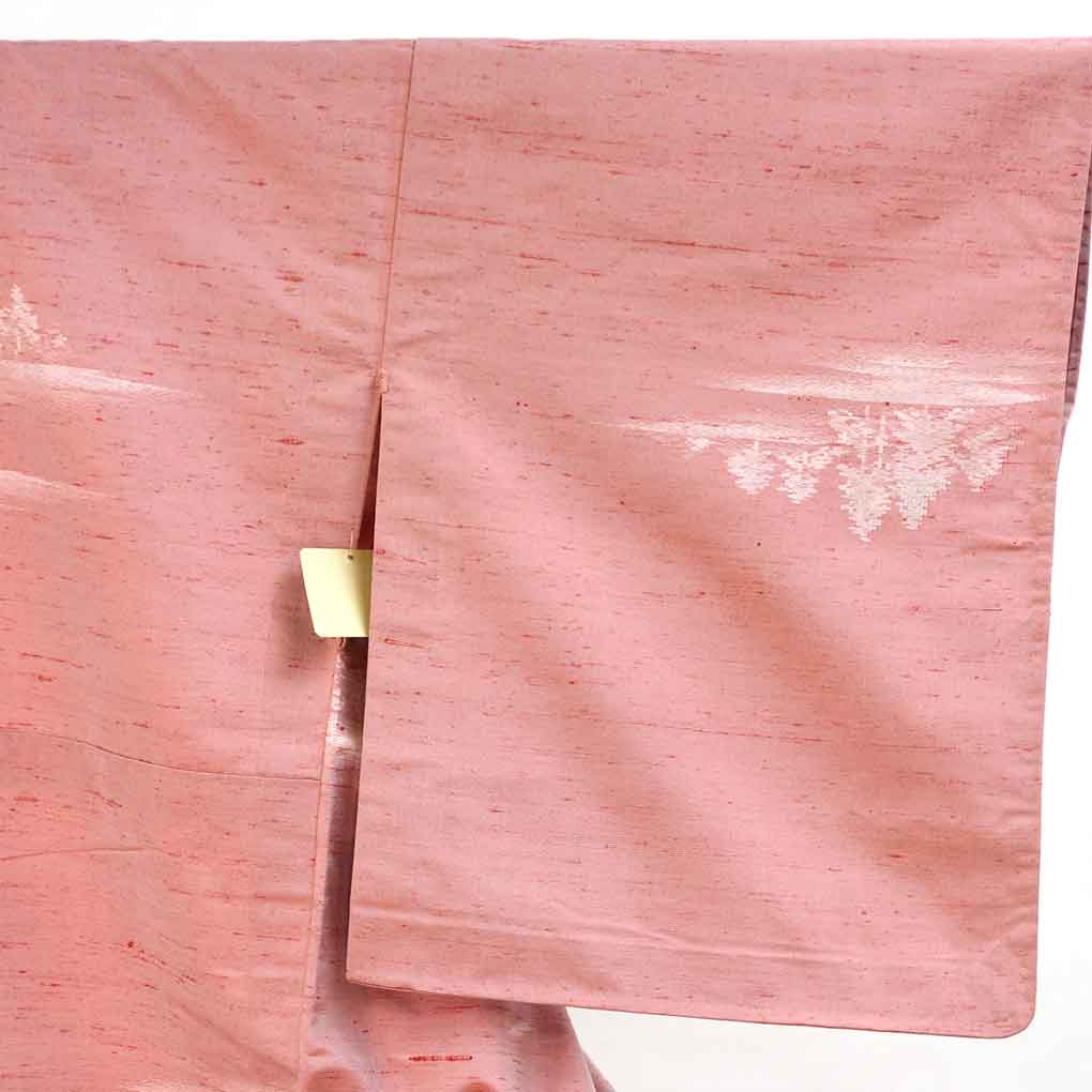 紬 リサイクル着物 身丈160cm 裄65cm 前幅23cm 後幅30cm 袖丈49cm 袖幅32cm レディース 単衣 木立 裄Mサイズ 初夏・初秋用 正絹（シルク）ピンク 未使用品 リメイク リユース【ランクS】