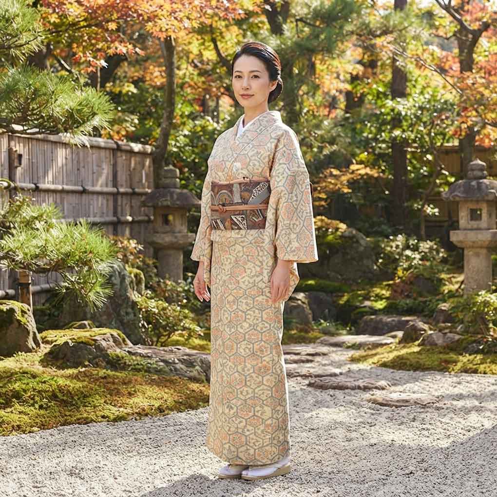 紬 リサイクル着物 身丈160cm 裄65cm 前幅24cm 後幅30cm 袖丈49cm 袖幅34cm レディース 単衣 亀甲 裄Mサイズ 初夏・初秋用 正絹（シルク）ブラウン 美品 リメイク リユース【ランクA】