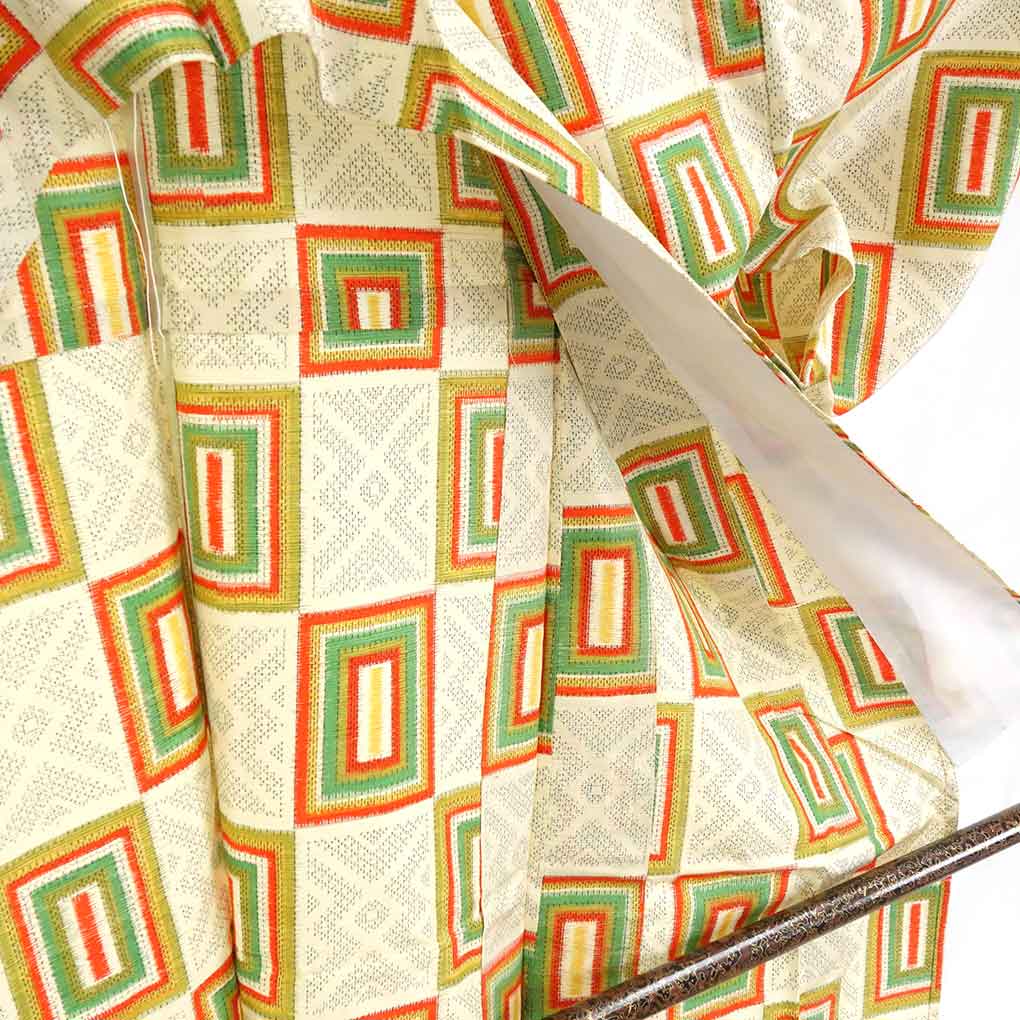 リサイクル 紬 薄黄色地 先染 単衣 正絹 着物 レディース 初夏・初秋用 シルク イエロー 裄Sサイズ身丈152cm 裄62cm 前幅23cm 後幅28cm 袖丈46cm【ランクA】